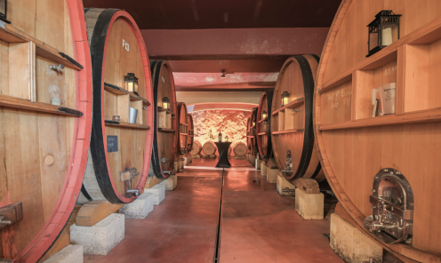 Salle du Salle du Chai à barrique du domaine de frégate, où on vieillit les vins pour développer ses arômes